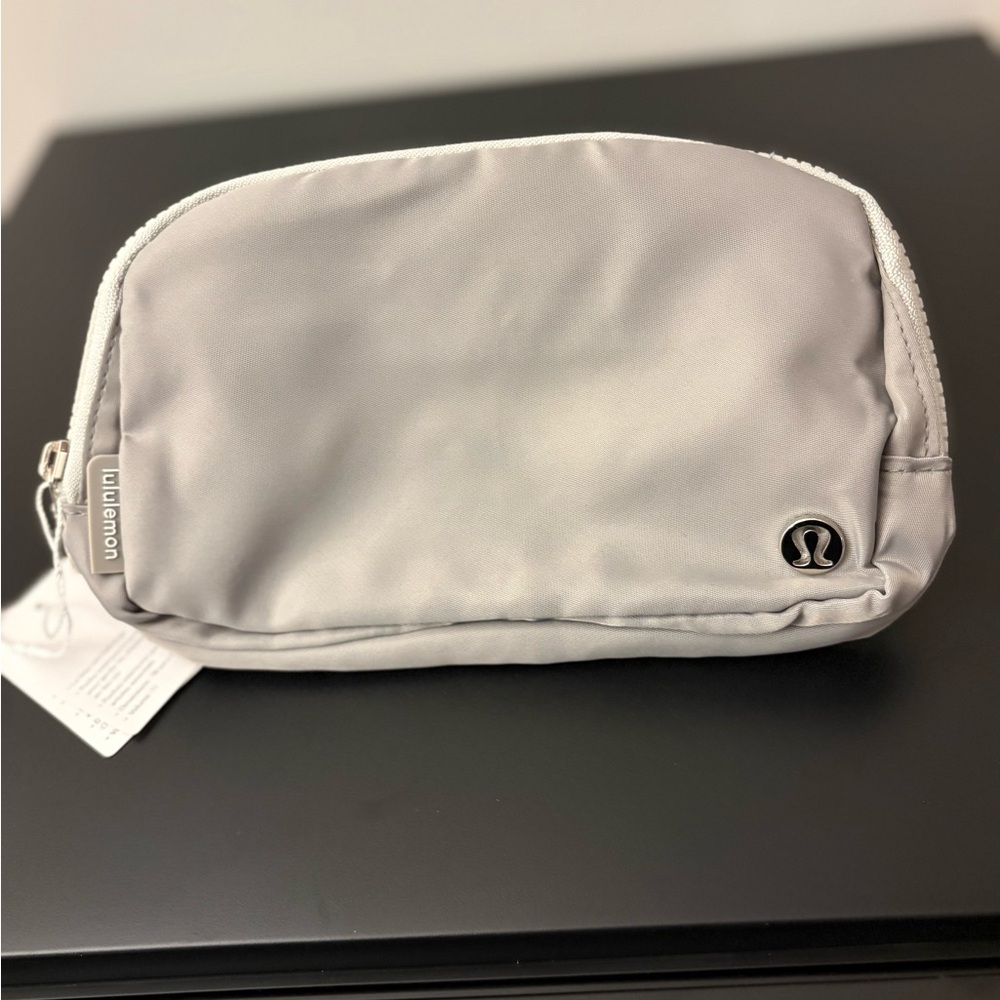 BNWT Lululemon Silver 1L “Everywhere belt bag